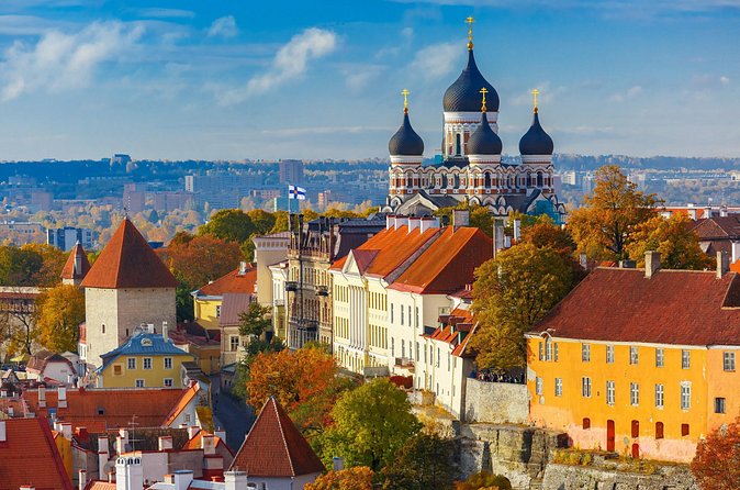 Tallinn Day Trip from Helsinki - Town Hall Square and Tallinn City Hall: a short stop with iconic context