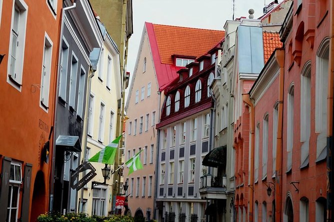 Tallinn Day Trip from Helsinki - Toompea Hill photo stop: the fast way to get oriented