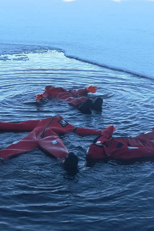 Ylläs: Lake Ylläsjärvi Ice-Floating Experience - Warming Up by the Campfire With Hot Drinks and Cookies