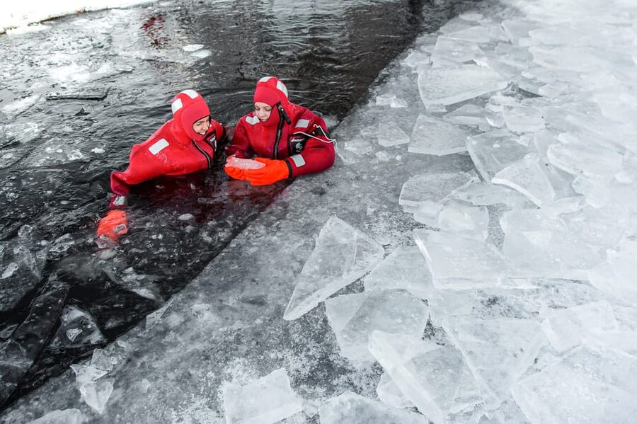 Ylläs: Lake Ylläsjärvi Ice-Floating Experience - Transfers and Timing in Ylläs (About 2.5 Hours)