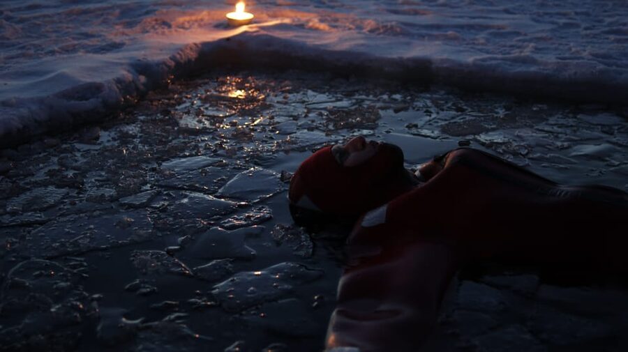 Ylläs: Northern Lights Ice-Floating Experience with Transfer - The walk to the ice hole: where the night goes from quiet to real